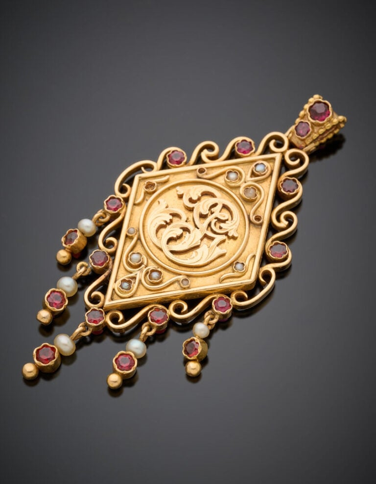 PENDENTIF PORTE-SOUVENIR en or jaune (750°/°°) guilloché et ciselé, serti de gr…