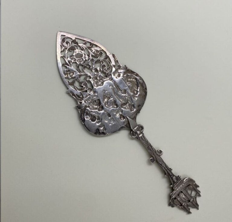 Petite pelle en argent (minimum 800 ‰) à décor en relief d'une scène de taverne…