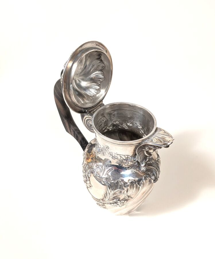Petite verseuse en argent (Minerve) ; le bec verseur à décor d'un masque ; côte…