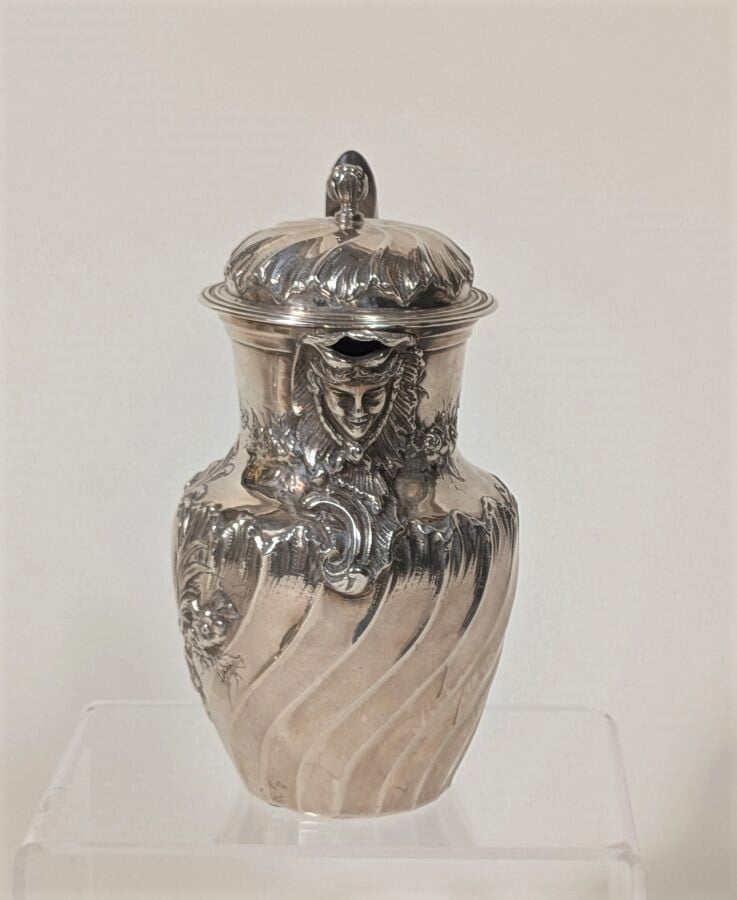 Petite verseuse en argent (Minerve) ; le bec verseur à décor d'un masque ; côte…