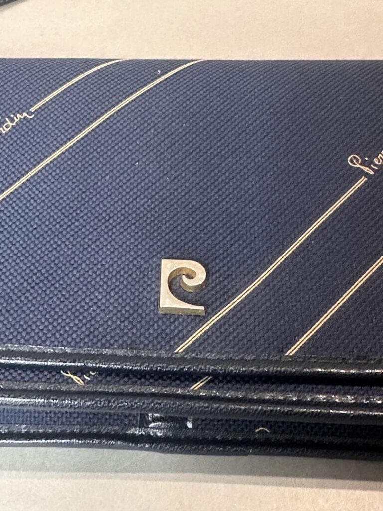 PIERRE CARDIN - Sac baguette en tissu marine et metal doré, bandoulière en cuir…