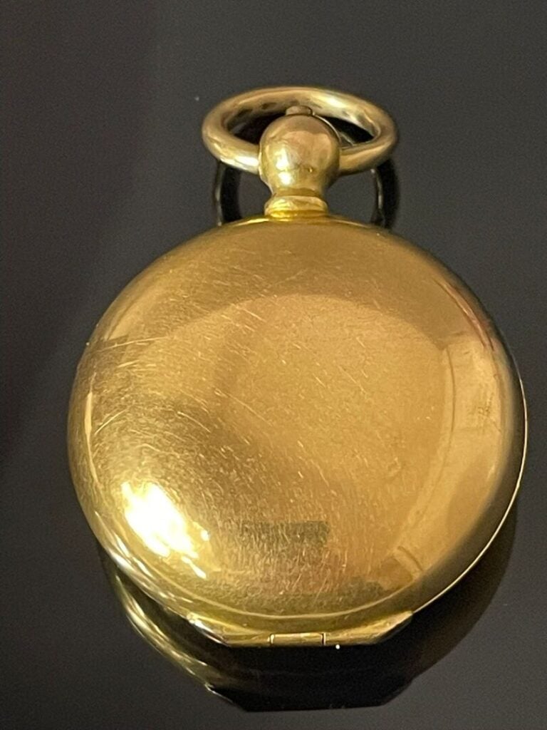 Porte-Louis en or jaune (750) à décor chiffré - Poids brut : 25.2 g - On joint…
