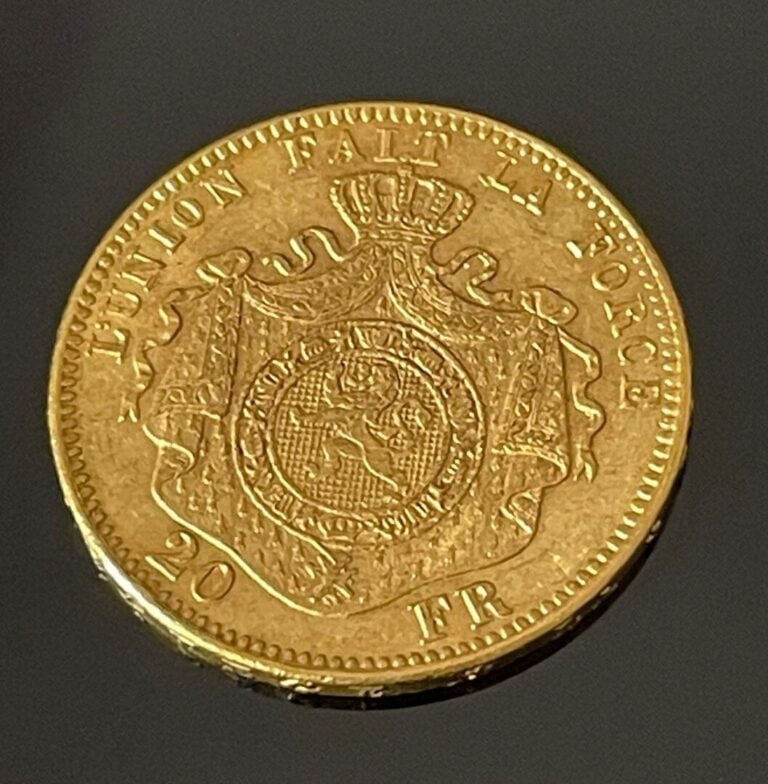 Porte-Louis en or jaune (750) à décor chiffré - Poids brut : 25.2 g - On joint…