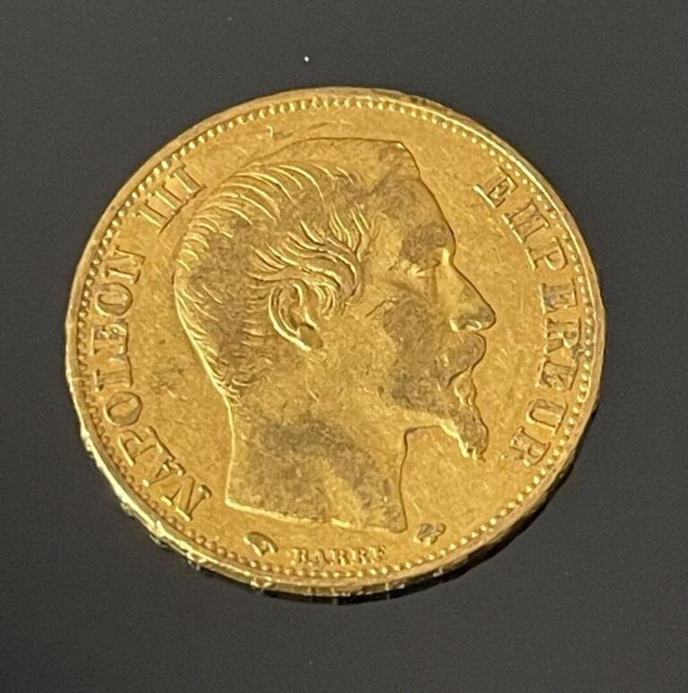 Porte-Louis en or jaune (750) à décor chiffré - Poids brut : 25.2 g - On joint…