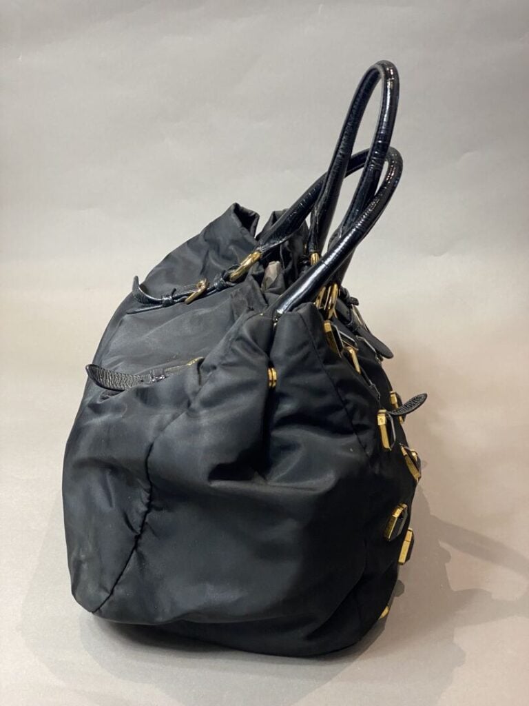 PRADA - Sac en nylon noir et pierres fantaisie, bijouterie en métal doré, doubl…