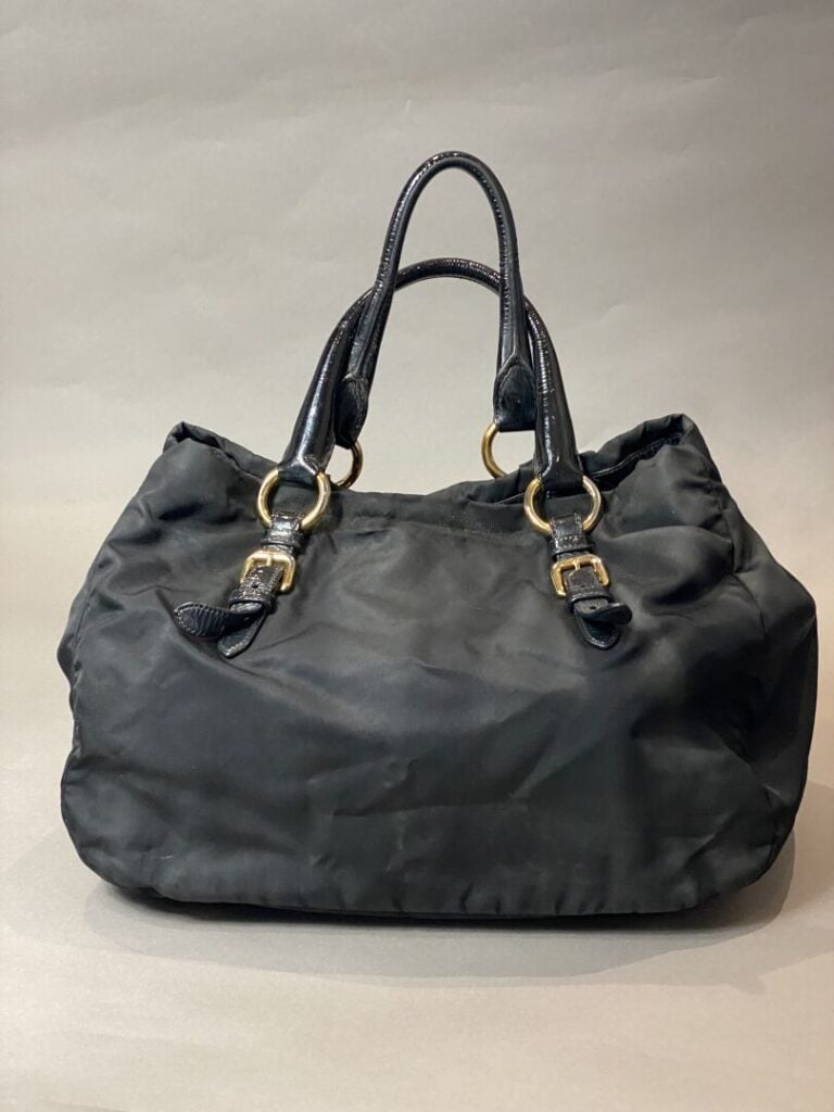 PRADA - Sac en nylon noir et pierres fantaisie, bijouterie en métal doré, doubl…