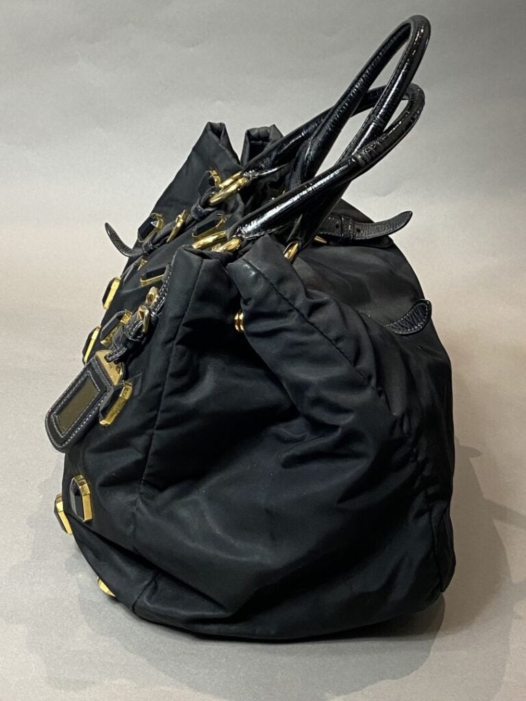 PRADA - Sac en nylon noir et pierres fantaisie, bijouterie en métal doré, doubl…