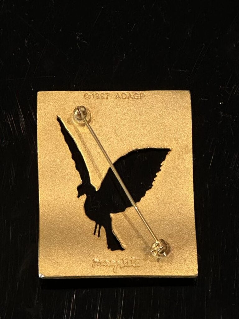 René MAGRITTE (1898-1967), d'après - Figure d'oiseau - Broche découpée dans une…