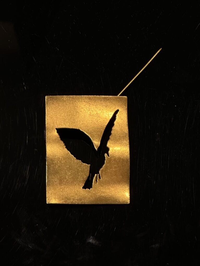 René MAGRITTE (1898-1967), d'après - Figure d'oiseau - Broche découpée dans une…