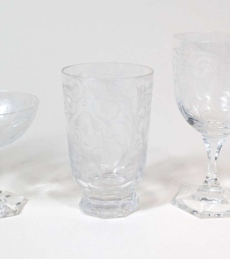 Rosenthal.Service en cristal taillé gravé à décor de rinceaux feuillagés compre…
