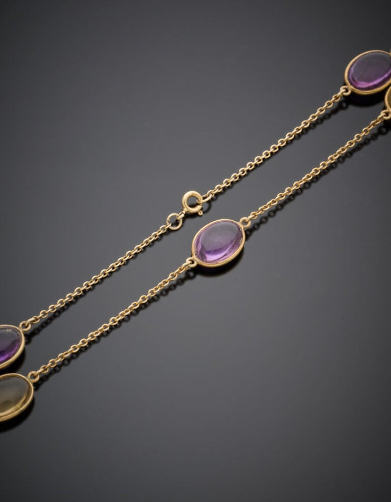 SAUTOIR composé d'un chaînette en argent (800°/°°) alternée d'améthystes, quart…