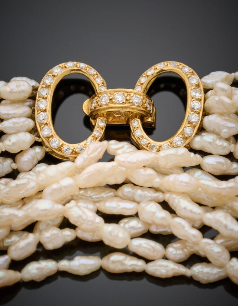 SAUTOIR composé de 9 rangs de perles baroques d'eau douce. Fermoir articulé et…