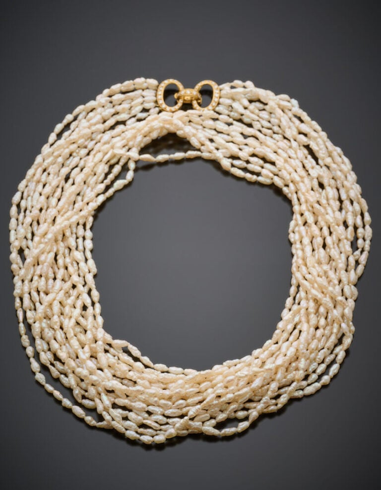 SAUTOIR composé de 9 rangs de perles baroques d'eau douce. Fermoir articulé et…