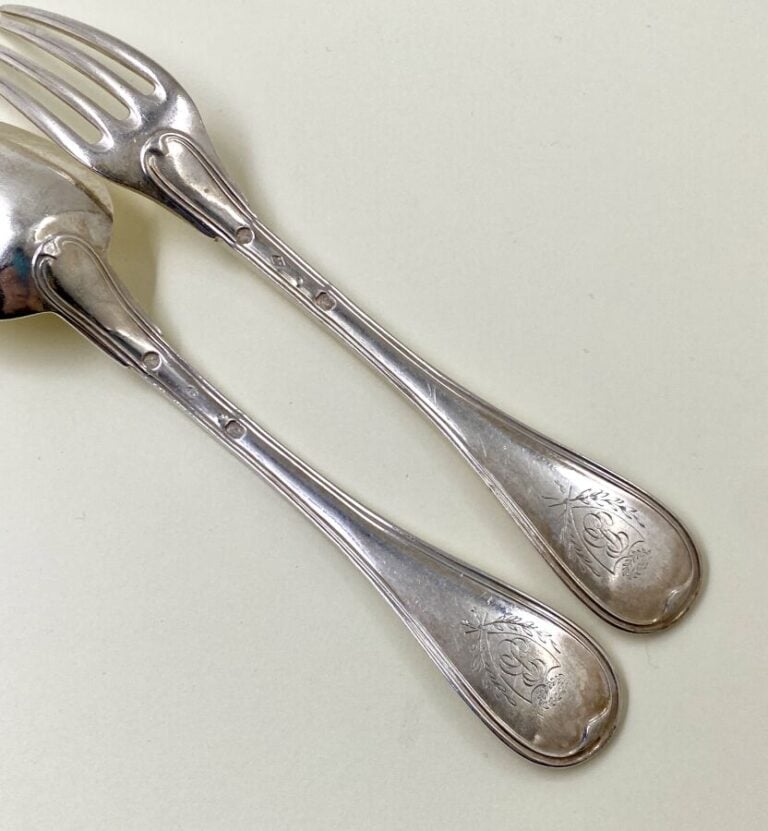 Série de 12 fourchettes et 11 cuillers à entremets en argent (950 0/00), modèle…