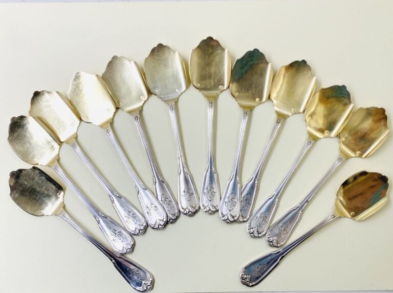 Suite de 12 pelles à glace en argent (950 0/00) et partiellement vermeillées (a…