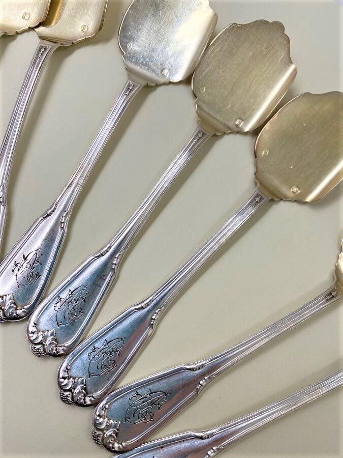 Suite de 12 pelles à glace en argent (950 0/00) et partiellement vermeillées (a…