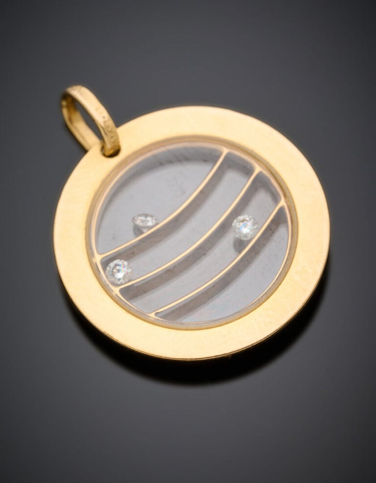 SYLVAIN - - PENDENTIF circulaire en or jaune (750°/°°) retenant trois petits di…