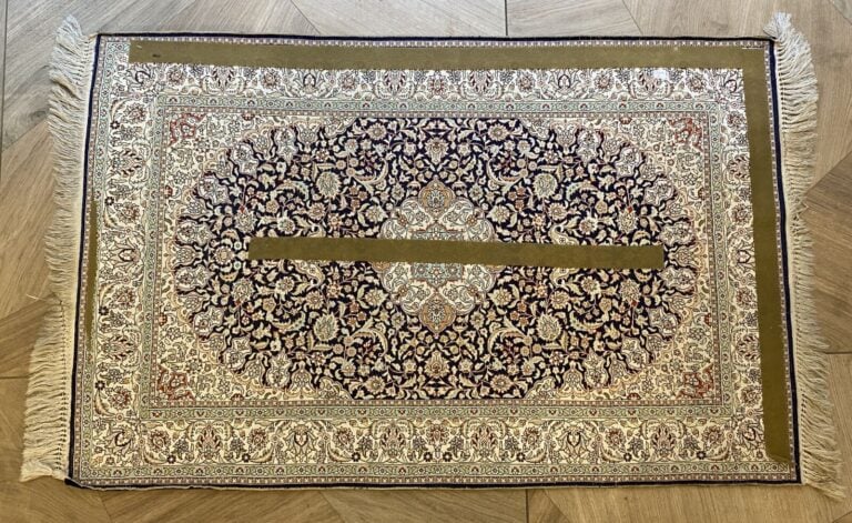 Tapis en soie à médaillon central bleu marine sur fond beige - 123x78 cm