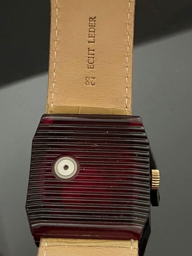 TISSOT "Research Idea 2001" - Boitier carré à pans en plastique - Cadran squele…