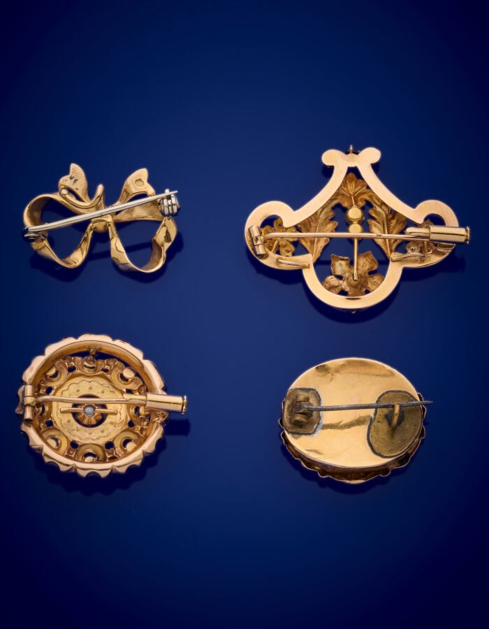 Trois BROCHES en or jaune et rose (750‰) orné de demi-perles, pierres roses, ém…
