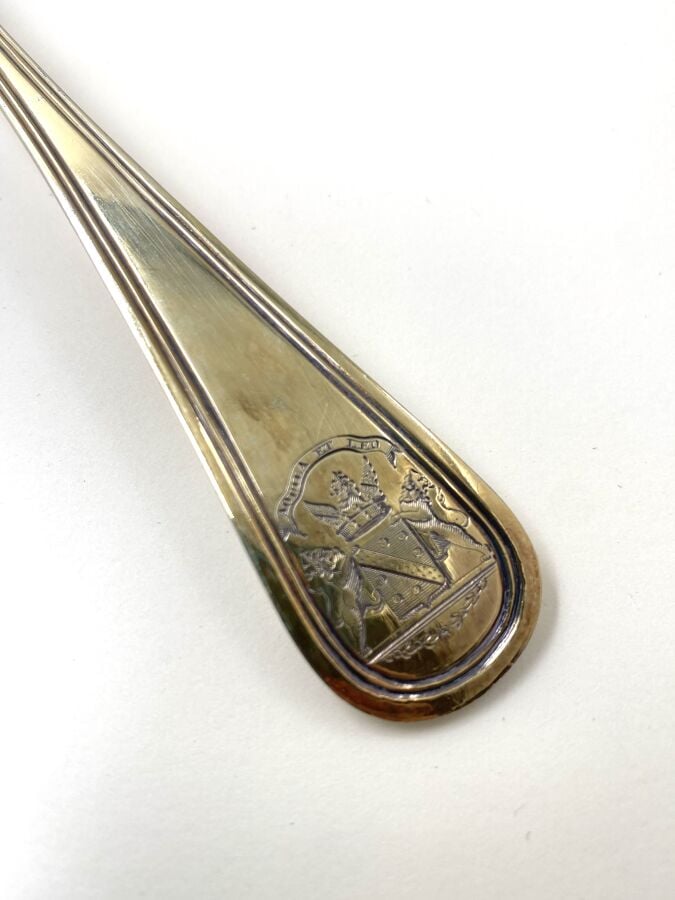 Une cuiller à saupoudrer en vermeil (argent doré 950 0/00), modèle filet contou…