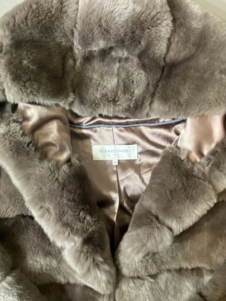 Veste sans manche en vison marron. - Taille supposée 38. - Bon état.