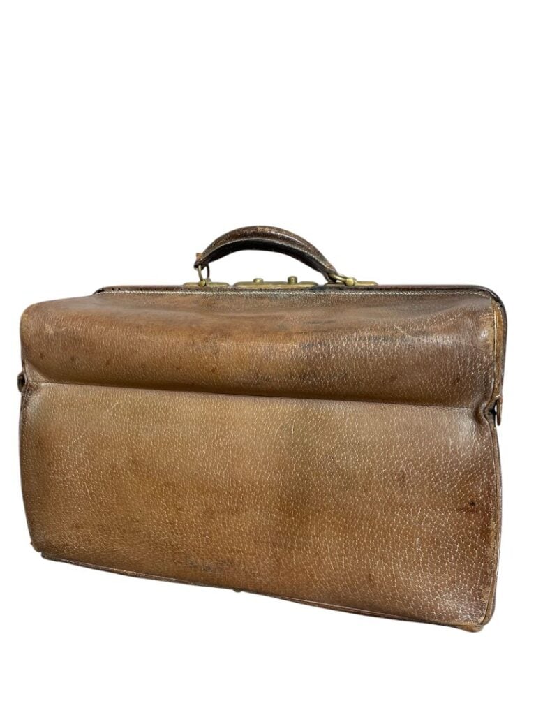 W. WALKER, bazar du voyage, 3 avenue de l'Opéra - Mallette en cuir marron, inté…
