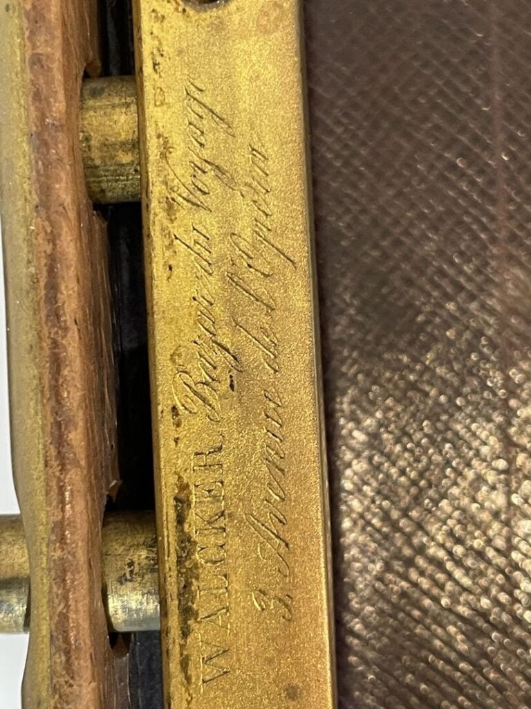 W. WALKER, bazar du voyage, 3 avenue de l'Opéra - Mallette en cuir marron, inté…