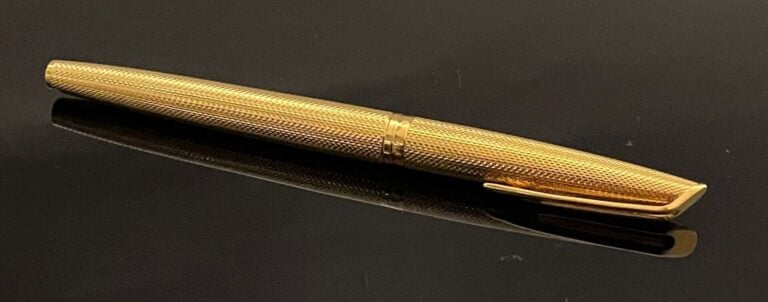 WATERMAN C / F - Stylo plume en métal doré guilloché - Plume en or 18 k - L : 1…