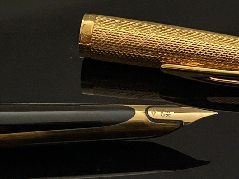 WATERMAN C / F - Stylo plume en métal doré guilloché - Plume en or 18 k - L : 1…
