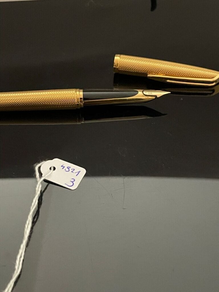 WATERMAN C / F - Stylo plume en métal doré guilloché - Plume en or 18 k - L : 1…