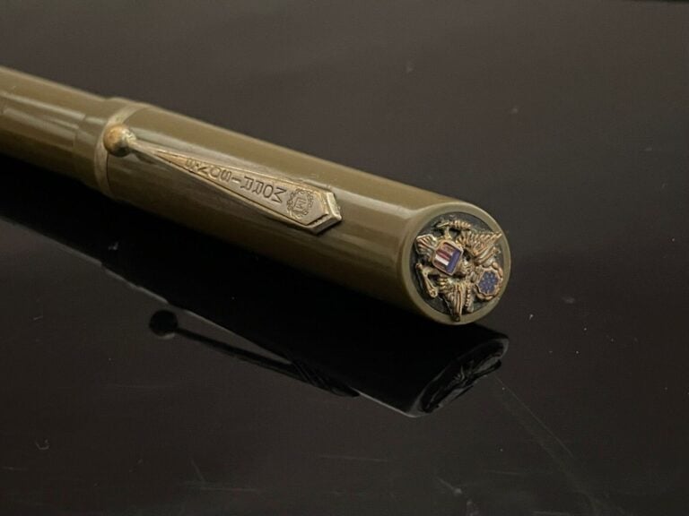 WATERMAN C / F - Stylo plume en métal doré guilloché - Plume en or 18 k - L : 1…