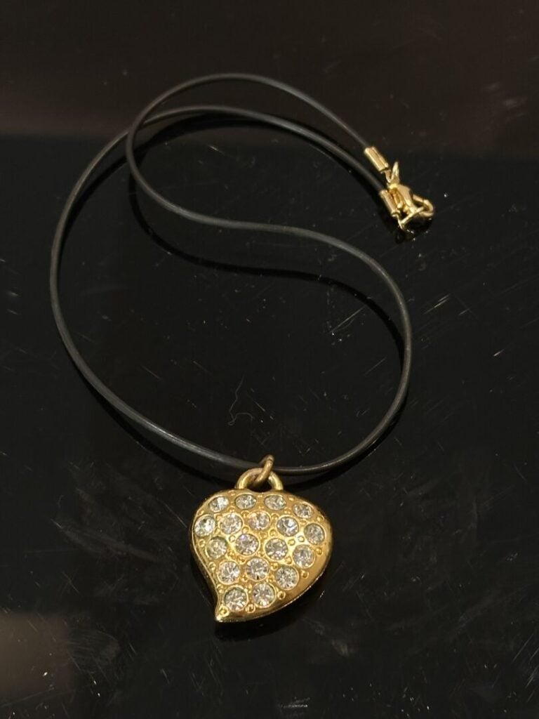 Yves SAINT-LAURENT - Pendentif Coeur en métal doré orné de strass incolores - S…