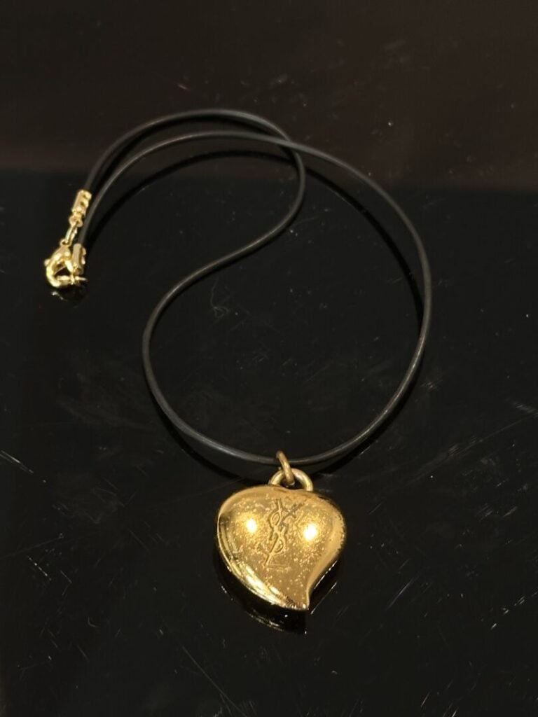 Yves SAINT-LAURENT - Pendentif Coeur en métal doré orné de strass incolores - S…