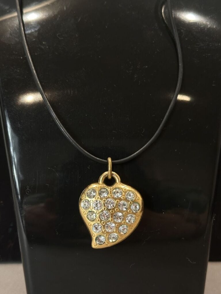Yves SAINT-LAURENT - Pendentif Coeur en métal doré orné de strass incolores - S…