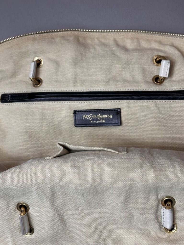 YVES SAINT LAURENT RIVE GAUCHE - Sac demi lune en cuir souple ivoire, fermeture…