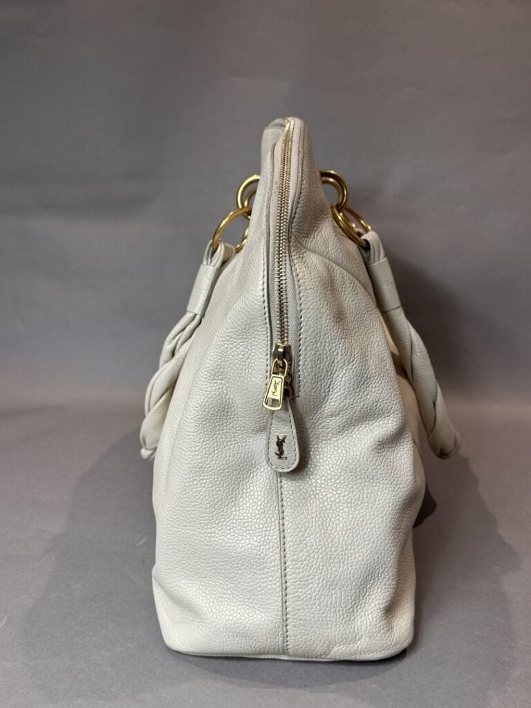 YVES SAINT LAURENT RIVE GAUCHE - Sac demi lune en cuir souple ivoire, fermeture…