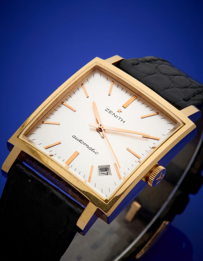 ZENITH - BRACELET MONTRE carrée "New Vintage 1965" en or jaune (750‰). Cadran s…
