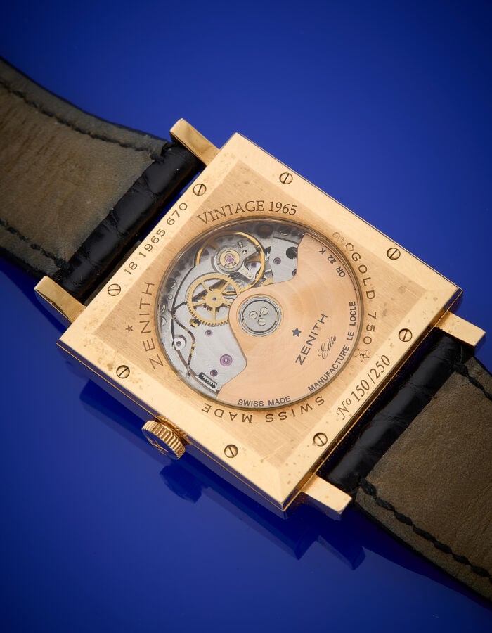 ZENITH - BRACELET MONTRE carrée "New Vintage 1965" en or jaune (750‰). Cadran s…