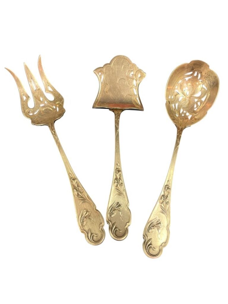3 couverts à bonbon en argent (925), poinçon Minerve, comprenant : - -une pelle…