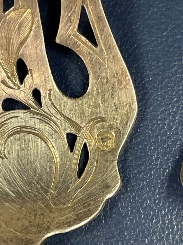 3 couverts à bonbon en argent (925), poinçon Minerve, comprenant : - -une pelle…