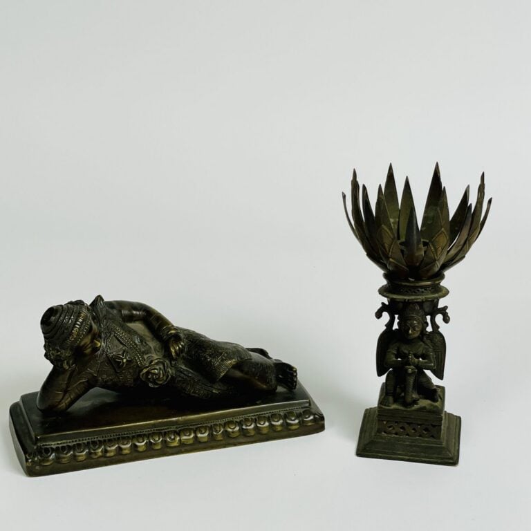 ASIE, XXème - Bouddha allongé en bronze à patine brune - 12 x 22 x 9 cm - - On…