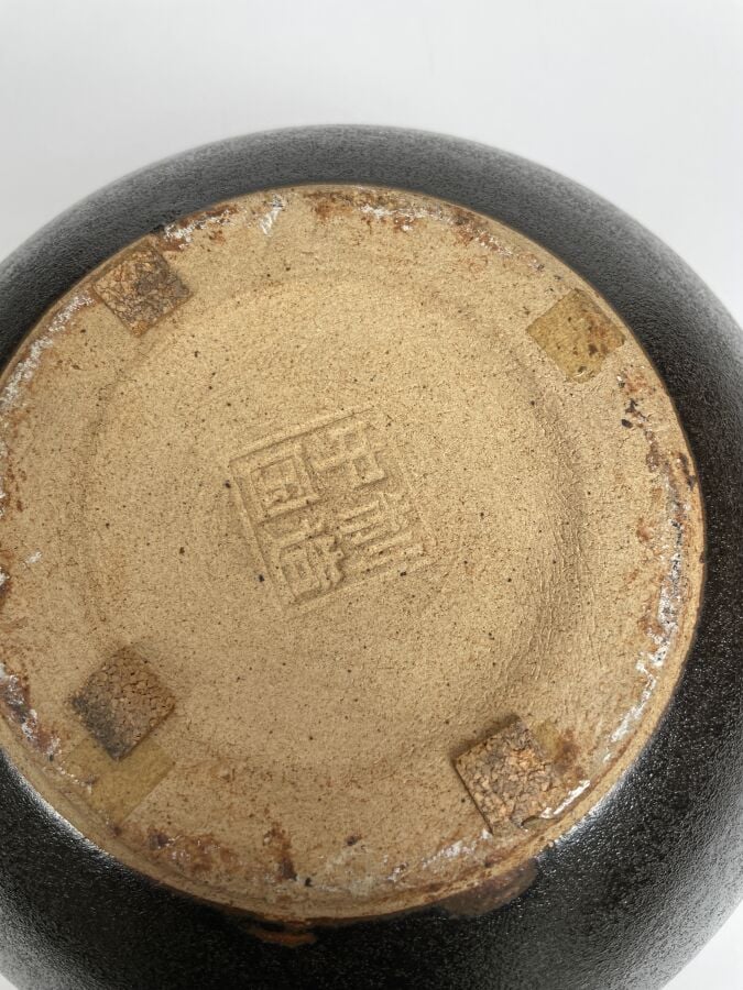ASIE XXème - Vase pansu en céramique émaillée noire et brune à deux petites ans…