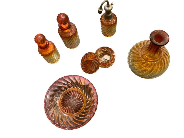BACCARAT - Nécessaire de toilette en cristal coloré comprenant une coupe, une c…