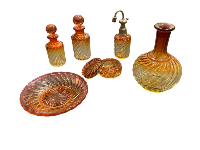 BACCARAT - Nécessaire de toilette en cristal coloré comprenant une coupe, une c…