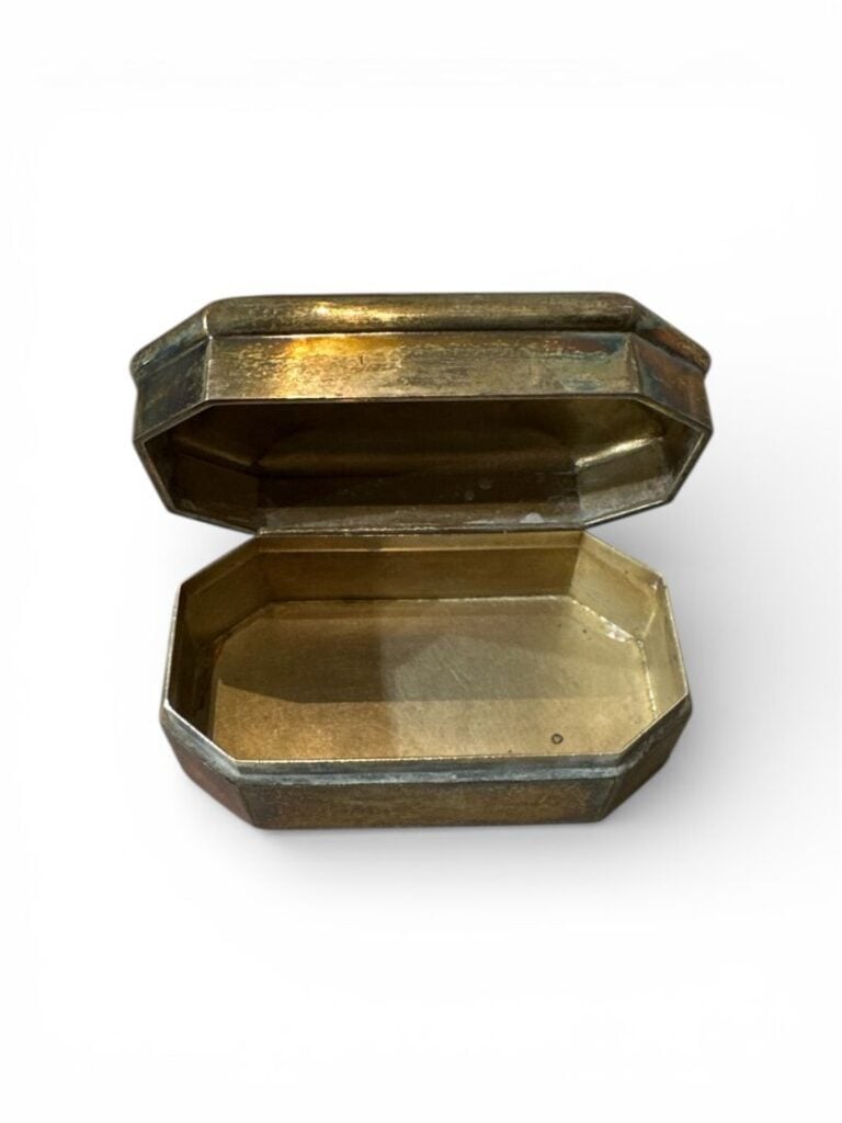 Boîte à pans en argent anglais, couvercle chiffré - Poids : 163.4 g