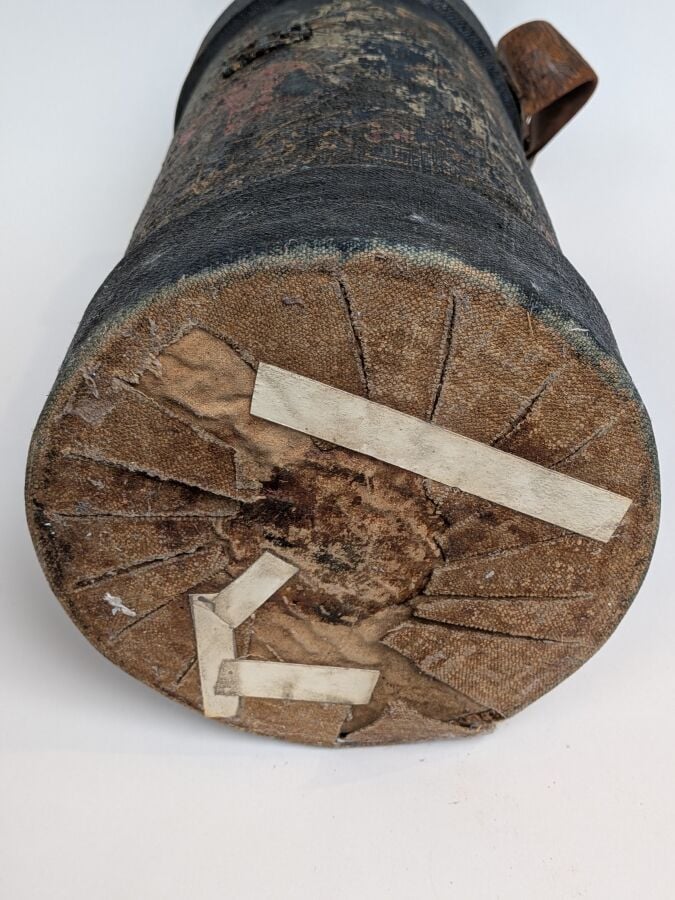Boîte cylindrique à poudre de la Royal Navy, peinte aux armes de l'Angleterre ;…