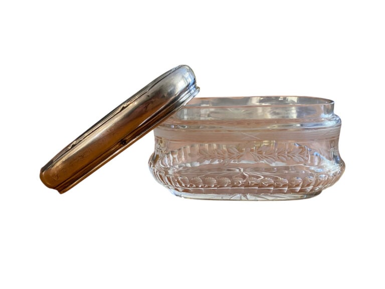 Bonbonnière en verre moulé et gravé, le couvercle en argent (925) à décor de jo…