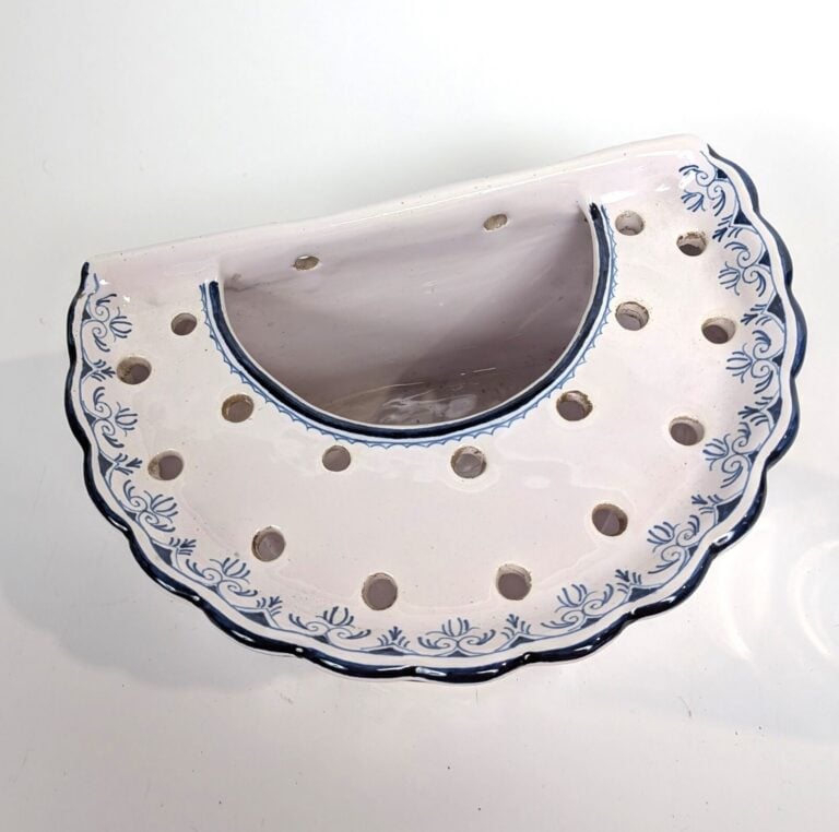 Bouquetière en faïence de Rouen à décor en bleu d'un blason sous couronne comta…