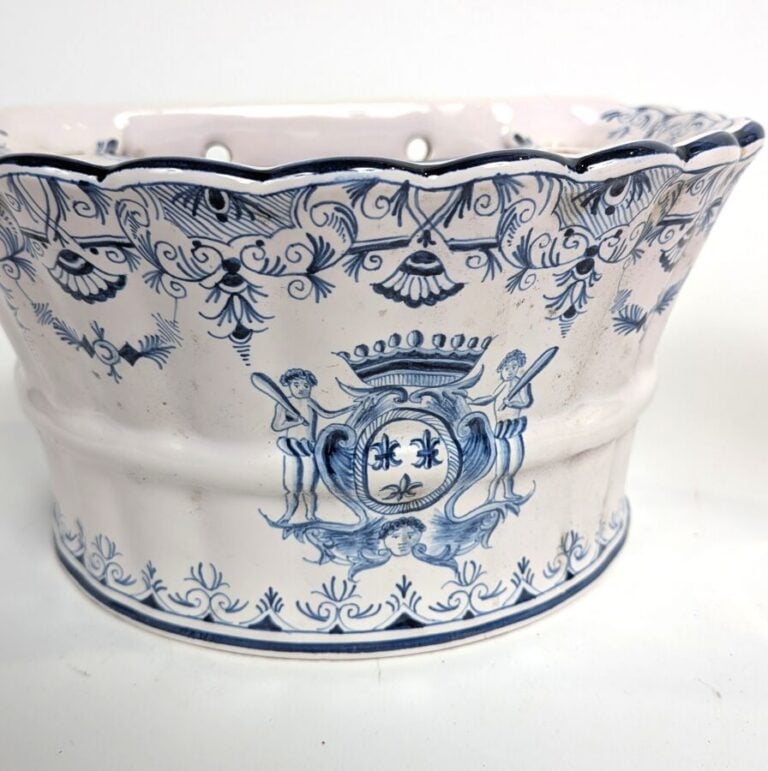 Bouquetière en faïence de Rouen à décor en bleu d'un blason sous couronne comta…